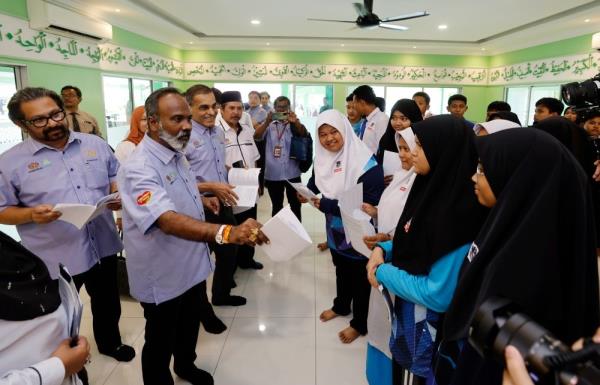 HR minister: 42pc of graduates take skills mismatch jobs on MYFutureJobs